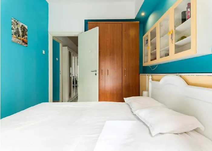 2Bd- Perfect Location With Square View